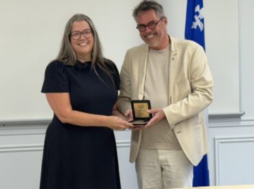 Madame Julie Pariseau reçoit la Médaille du Député pour son engagement exceptionnel en éducation