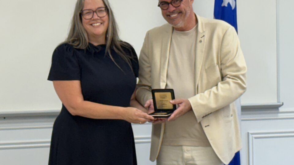 Madame Julie Pariseau reçoit la Médaille du Député pour son engagement exceptionnel en éducation